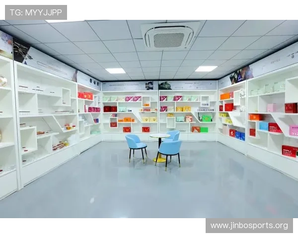 点球鏖战后更衣室合影彰显团队精神与坚持共同铸就胜利力量闪耀时刻