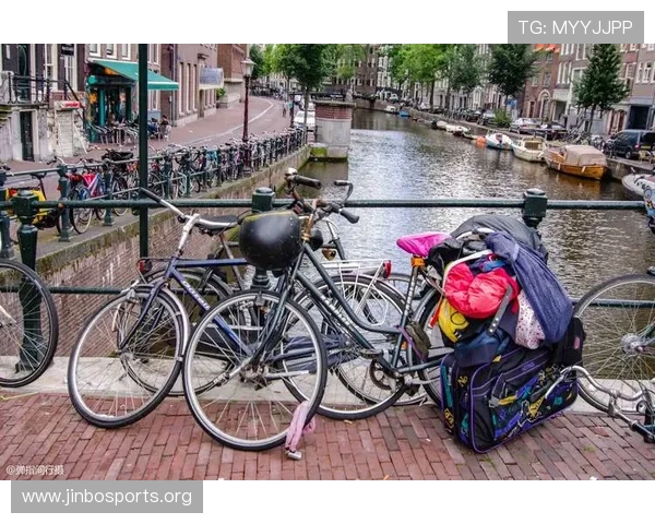 街头偶遇漫步自行车健身代步合一网友笑称在走路与骑车间选了走车