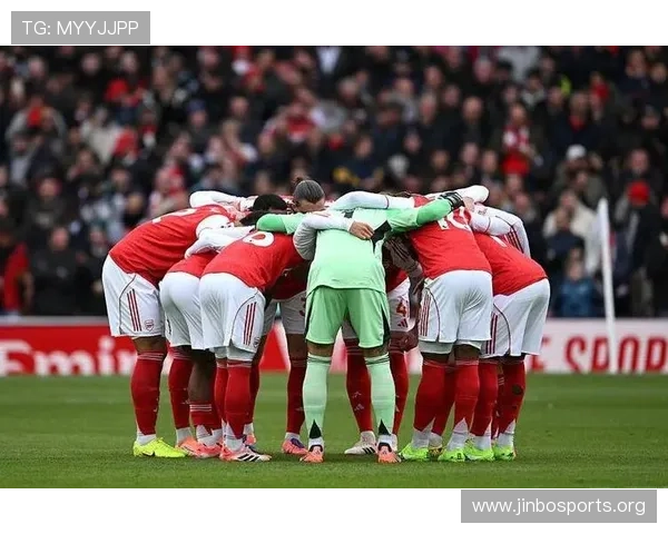 豪门对决落幕球员身披队旗绕场致谢深情一幕感动无数观众